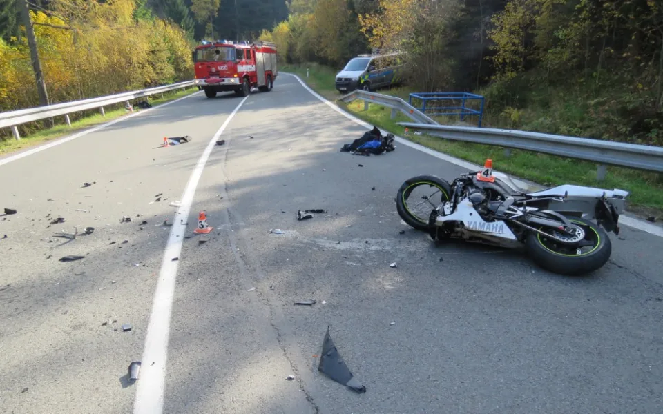 Motorkář se spolujezdkyní vyjel v zatáčce do protisměru a srazil se s autem. Oba dva se zranili