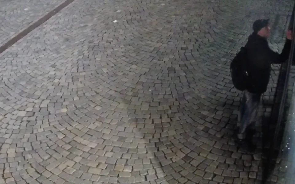 VIDEO: Muž popsal vulgárními nápisy venkovní stěny Galerie Moritz. Policie po něm nyní pátrá