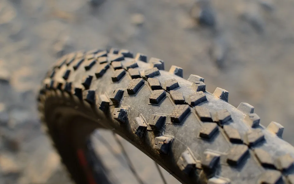 Cyklista se těžce zranil po nárazu do kamionu, který se předtím na místě střetl s dodávkou