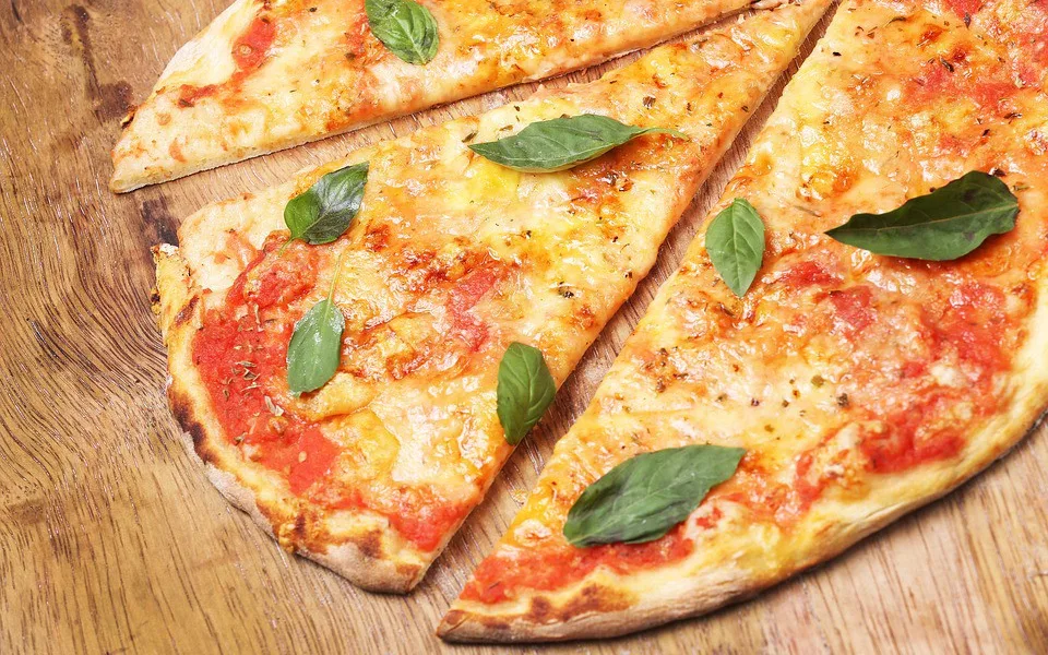Muž pozdravil u hladového okna s pizzou příchozího "čest práci", ten mu dal čelíčko a odešel