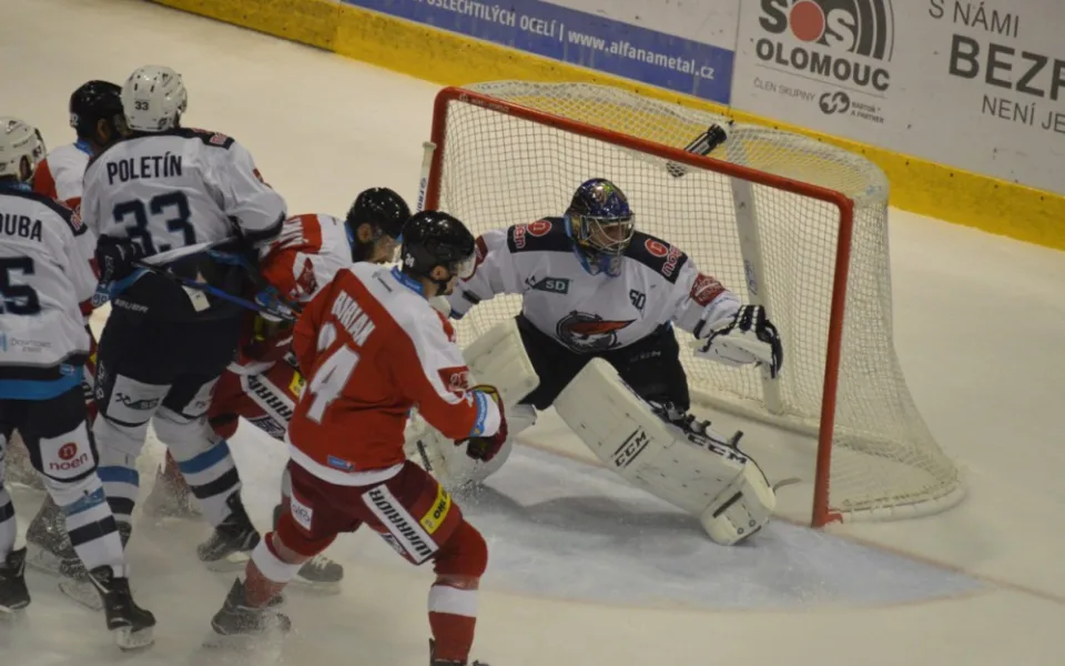 FOTOGALERIE: Olomoučtí hokejisté rozstříleli Piráty z Chomutova 5:2