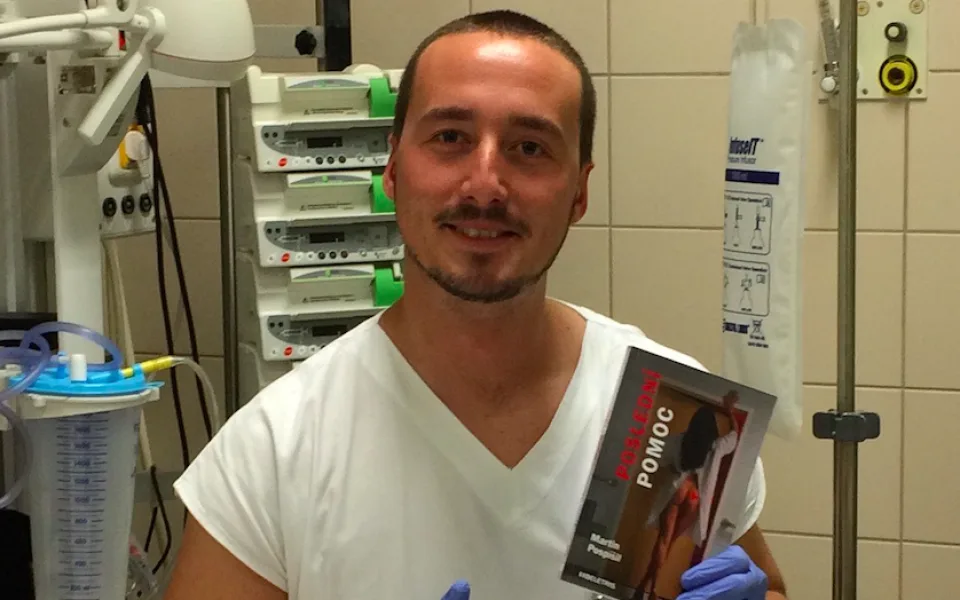 Olomoucký záchranář Martin Pospíšil napsal vtipnou povídkovou knížku ze svého života, Poslední pomoc