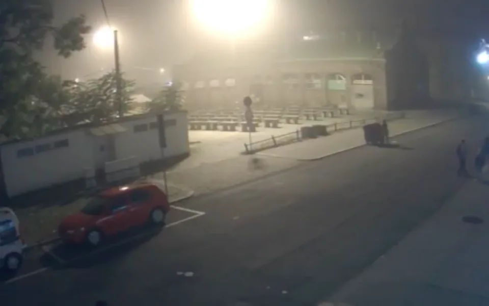 VIDEO: Mladík v Kateřinské převrátil kontejner. Chtěl prý ztížit práci popelářům