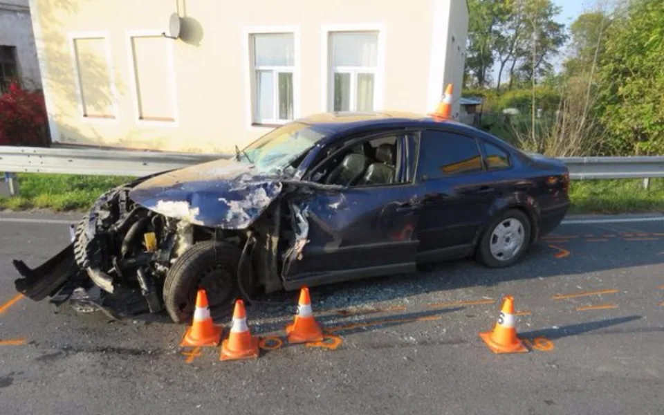 Nákladní automobil přejel do protisměru a naboural do Volkswagenu. Osobní auto nemělo technickou