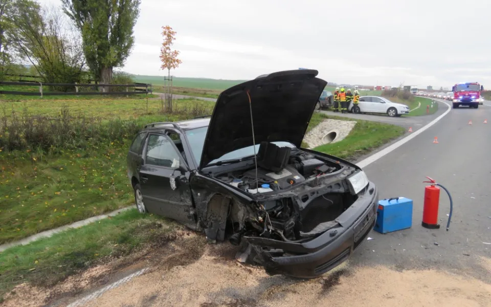 Řidič nedal na křižovatce přednost a zapříčinil nehodu tří vozidel