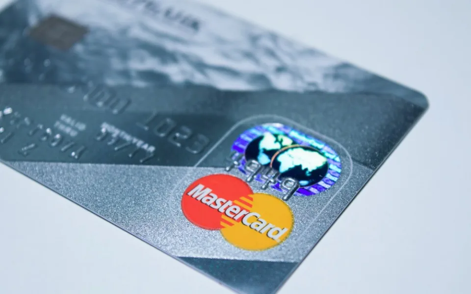 Muž vybíral peníze z účtu zemřelé ženy. Před smrtí mu dala PIN, aby jí nakoupil