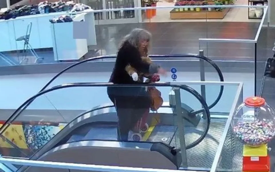 VIDEO: Žena ukradla prodavačce peněženku přímo z pokladního pásu. Nepoznáváte ji?