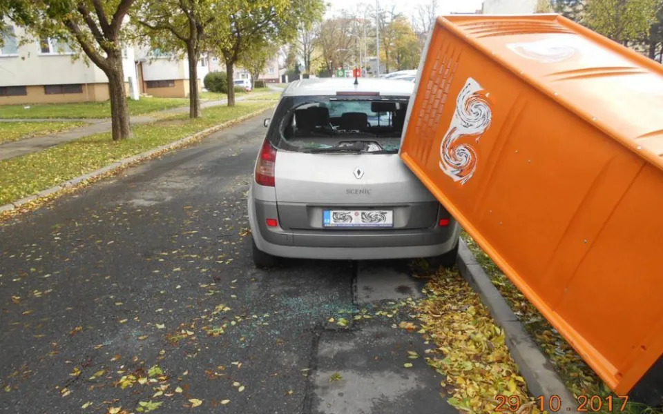 Extrémně silný vítr zaměstnával v neděli i olomoucké strážníky