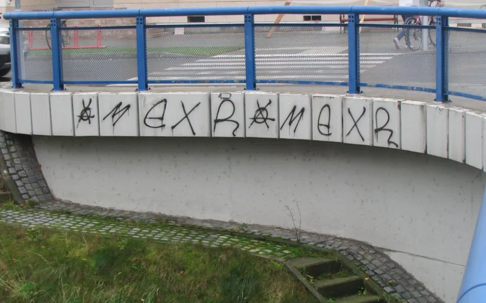 Vandal posprejoval nevzhlednými nápisy most, policie po něm nyní pátrá