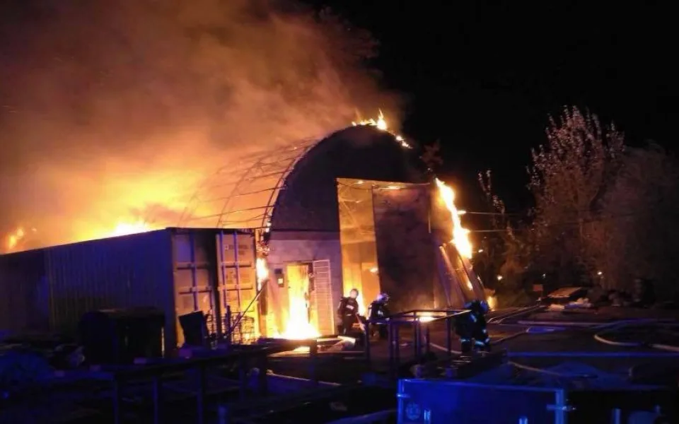 VIDEO: V Holici se přes noc rozpoutal velký požár haly