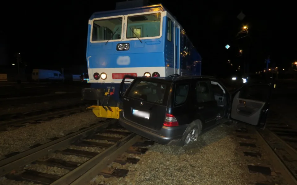 Řidička nerespektovala výstražná světla na přejezdu, lokomotiva ji v autě sunula několik metrů