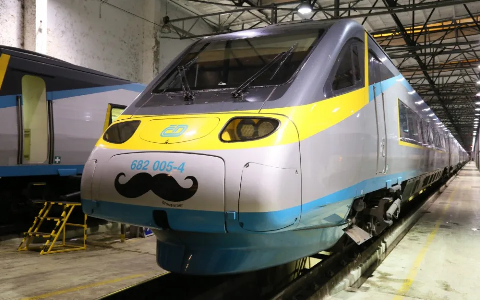 České dráhy se zapojily do akce Movember. Pendolino vyjelo symbolicky s knírem