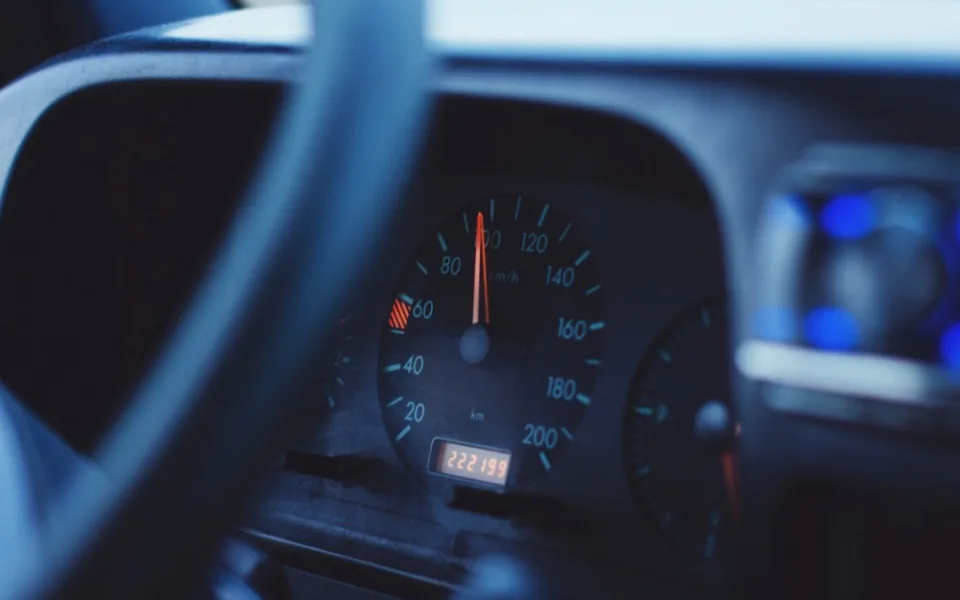 Řidič usedl za volant zdrogovaný a se dvěma zákazy řízení