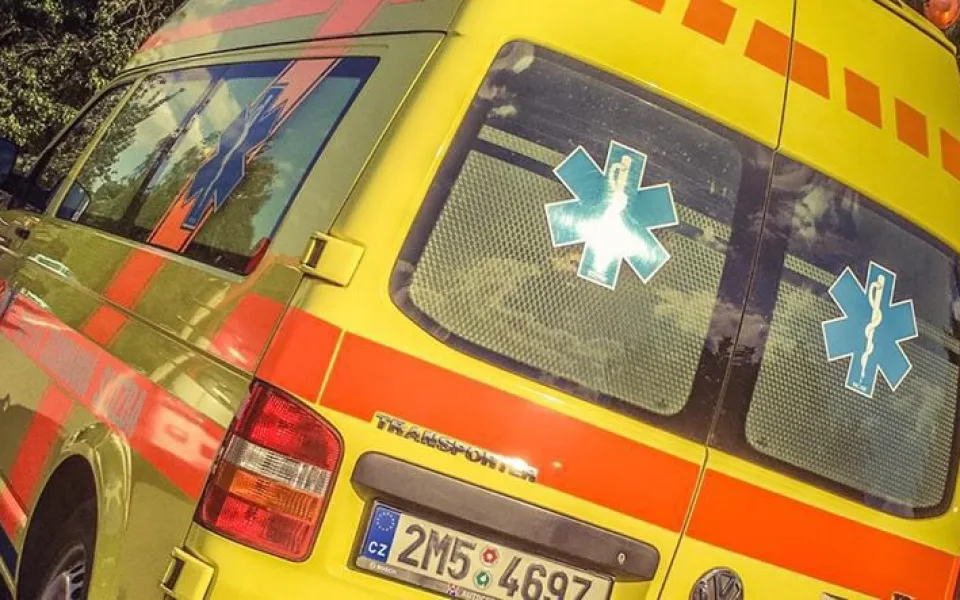 Dvanáctiletá dívka náhle vběhla před auto. Po srážce skončila v nemocnici