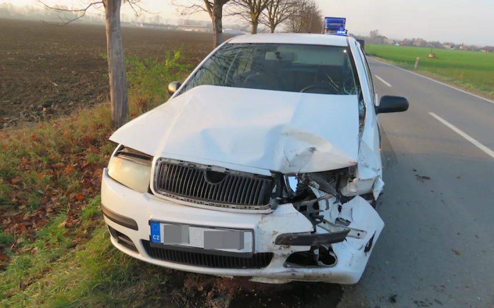 Řidič při jízdě narazil se svým vozidlem zezadu do auta před ním. Muž v prvním autě se zranil