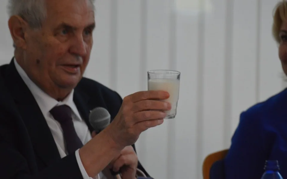 FOTOGALERIE: Prezident Zeman navštívil Babišovu Olmu. Symbolicky si připil mlékem