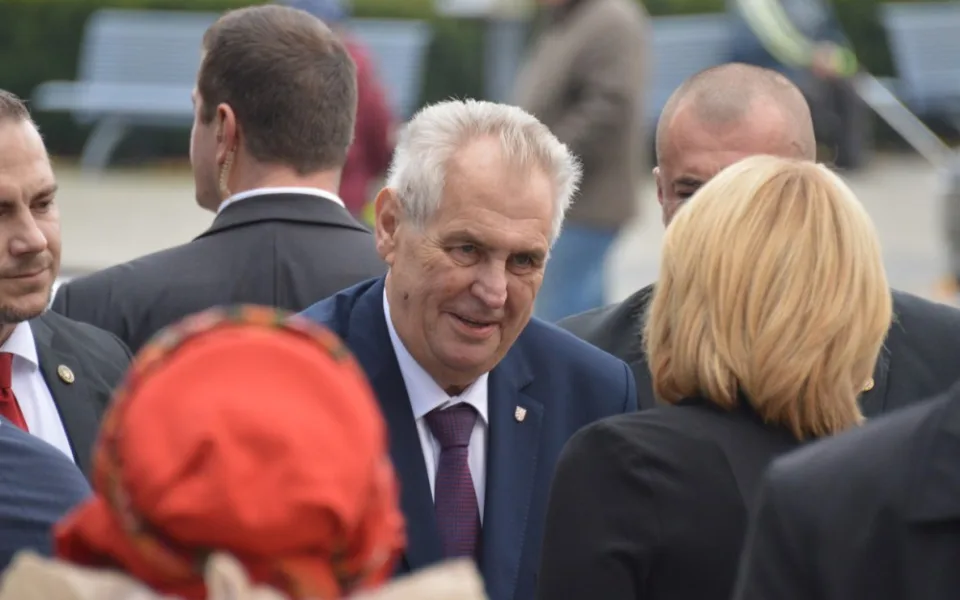 Příjezd Zemana do Lipníku narušil protest. Muže, který pustil Modlitbu pro Martu, odvezla policie
