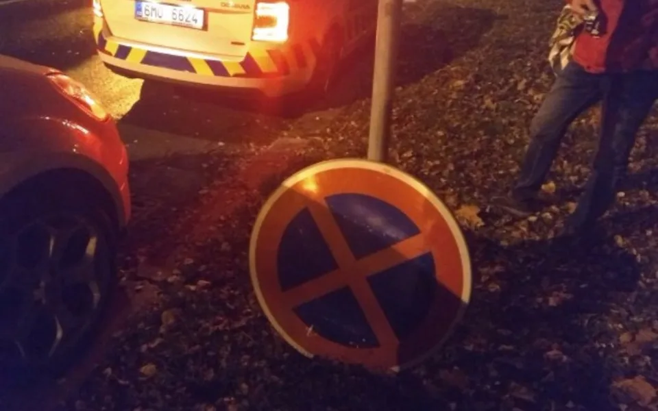 Muž chtěl v noci na značku přimontovat "Zákaz zastavení". Nelíbilo se mu parkování aut v ulici