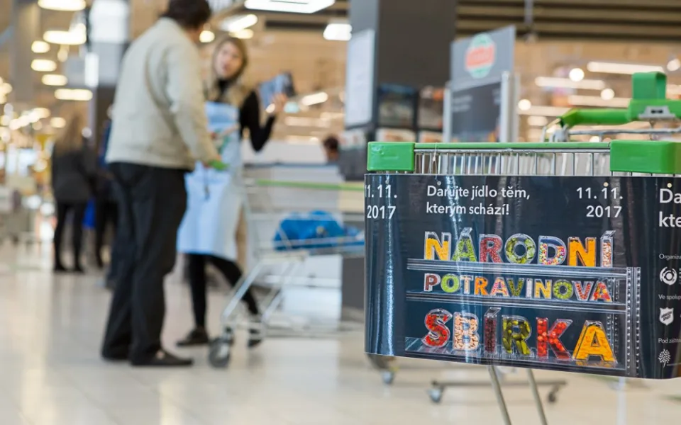 Letošní národní potravinová sbírka zaznamenala rekord. Vybralo se 926 tisíc porcí jídla