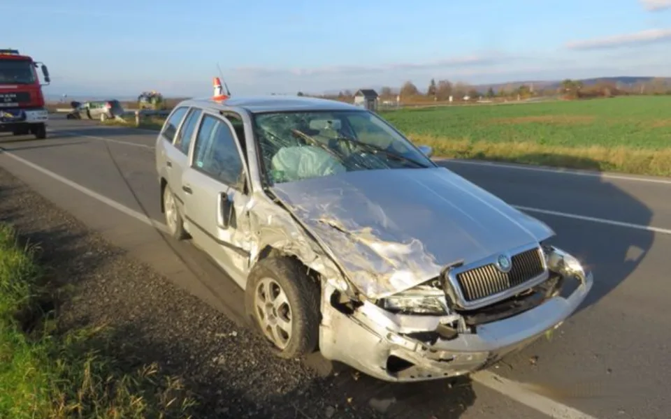 Padesátiletý řidič předjížděl na křižovatce a srazil se s řidičkou, která odbočovala vlevo