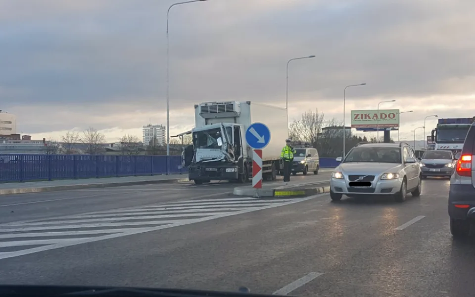 Na ulici Velkomoravská do sebe narazila dvě nákladní vozidla. Silnice je opět průjezdná