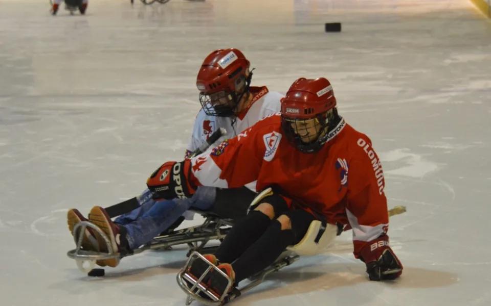 REPORTÁŽ: Zatrénovali jsme si se sledge hokejisty, pro které budeme prodávat 25. listopadu punč