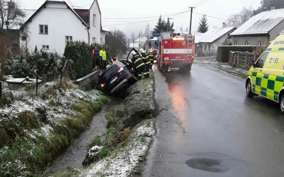 Řidička, která ráno skončila se svým autem v potoce, podlehla svým zraněním v nemocnici