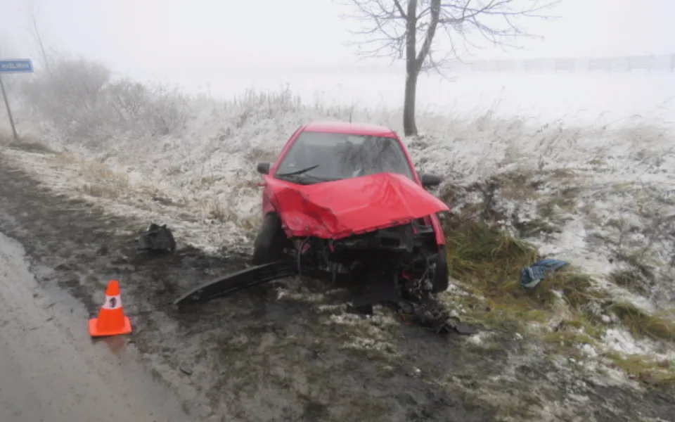 Mladá řidička dostala v zatáčce smyk a narazila do kamionu