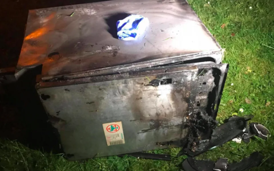 V paneláku začala hořet myčka na nádobí, jeden z obyvatel bytu se nadýchal zplodin