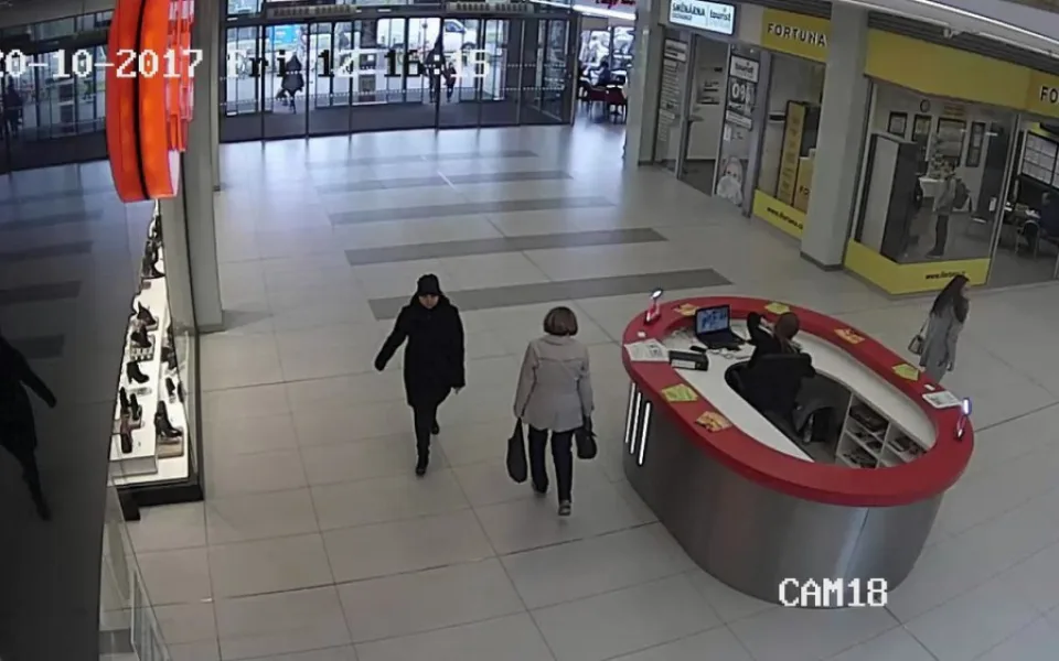 Žena okradla zákaznici v supermarketu. Ukradla ji celou kabelku, škoda je více jak 25 tisíc korun