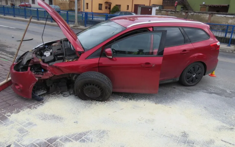 Šoférka chtěla ve Velké Bystřici odbočit z hlavní cesty na parkoviště, střetla se s protijedoucím autem