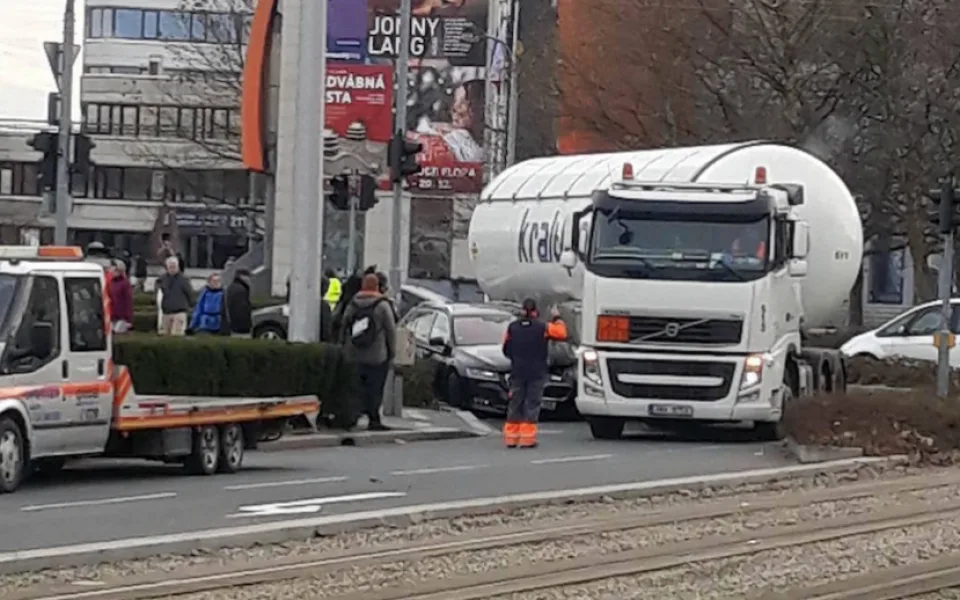 Na Jeremenkově ulici došlo k nehodě cisterny a osobního auta. Dopravu řídí policisté