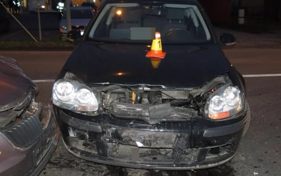 Při odbočování na vedlejší cestu řidič narazil do druhého auta. Oba řidiči utrpěli zranění