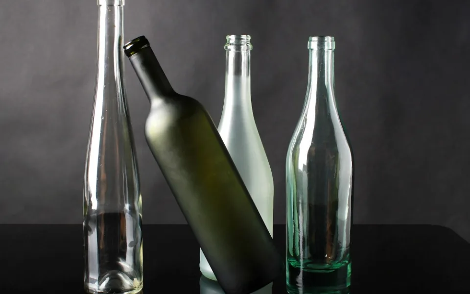 Alkoholový zloděj ukradl ze sklepa 10 litrů slivovice, 3 láhve šampaňského a medovinu
