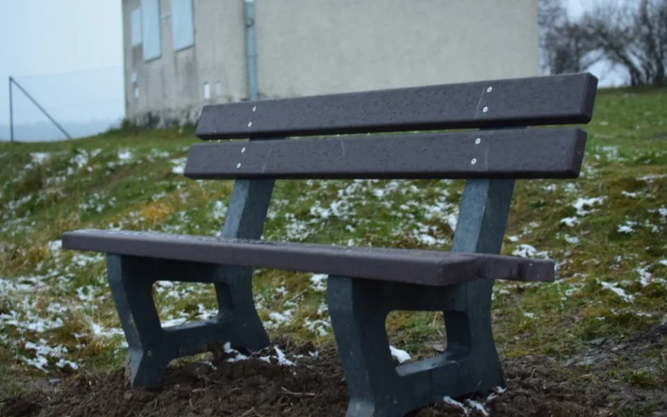 Město nainstalovalo první plastové lavičky, další budou přibývat