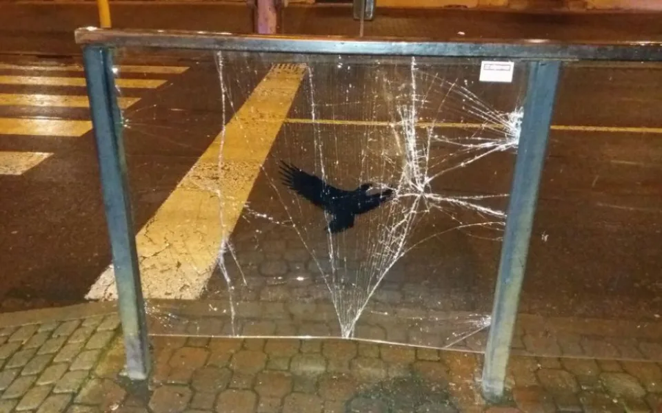 Poškozená tramvajová zastávka