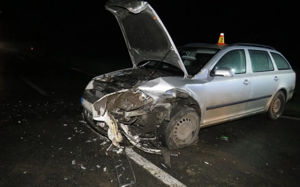 Mladý řidič vjel s autem do prostisměru, čelně se srazil s protijedoucím vozem. Střet si vyžádal zranění