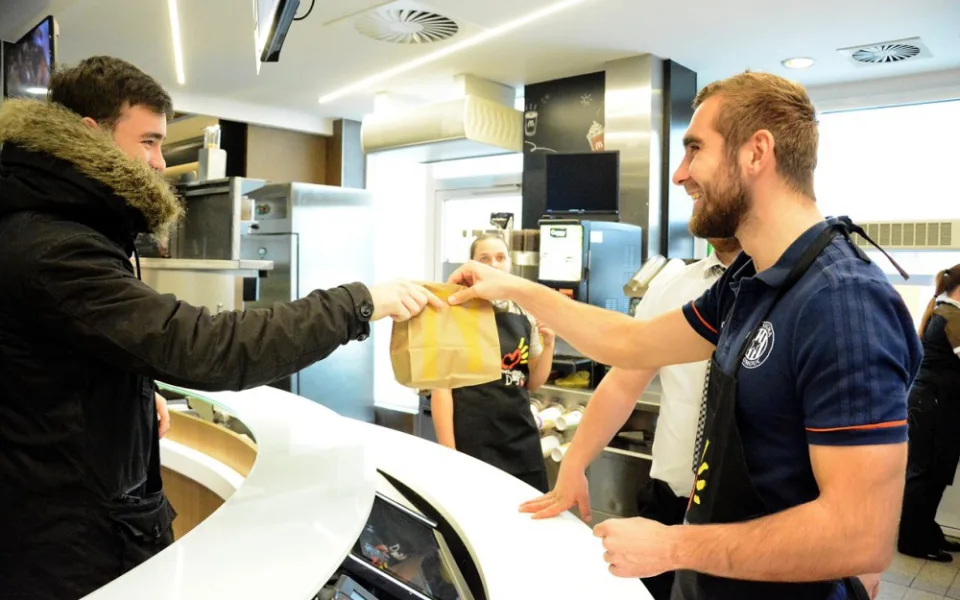 Olomoučtí fotbalisté prodávali ve fastfoodu. Pomohli vybrat peníze na nemocné děti
