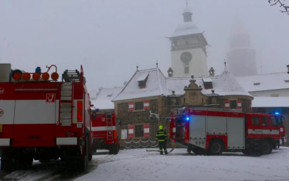 FOTO/VIDEO: Hrad Bouzov se ocitl v plamenech. Naštěstí jen cvičně