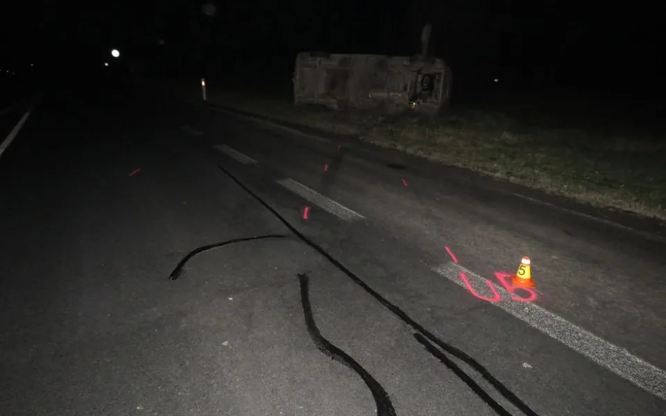 Řidič nedal přednost v jízdě a zapříčinil nehodu auta, které skončilo na střeše. Viník ani nezastavil a ujel