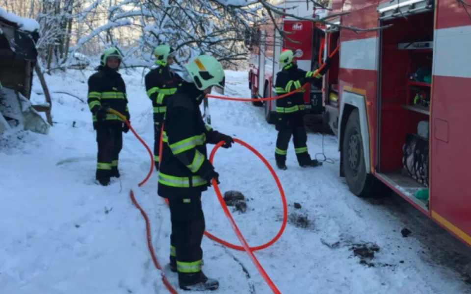 VIDEO: Hasiči vyjížděli k požáru rodinného domu. Vznikl kvůli závadě na komínovém tělese