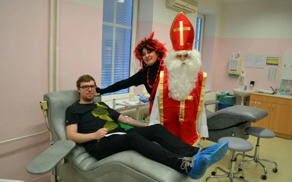Běžte darovat krev na Mikuláše, dostanete od něj malý dárek navíc