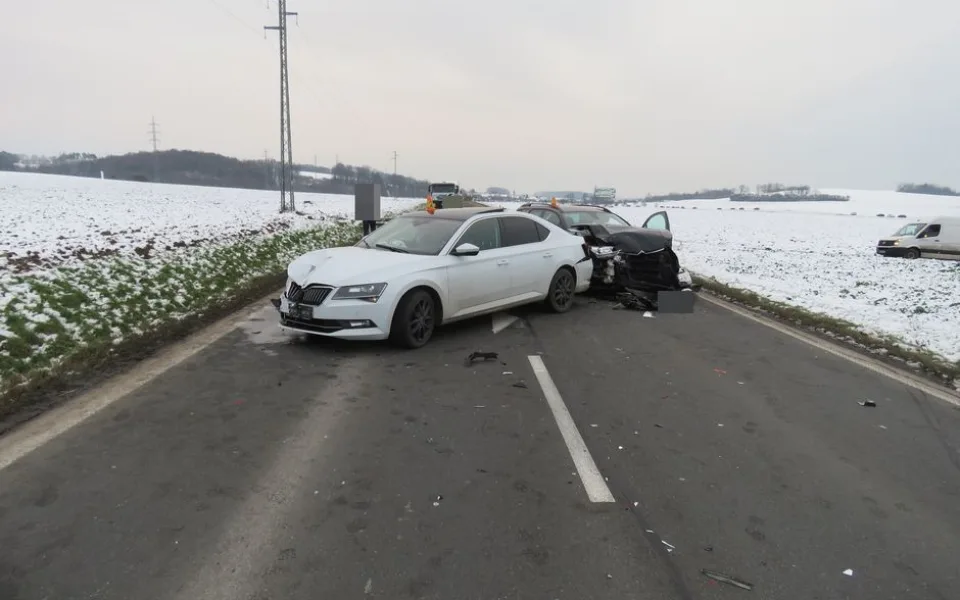 U Krčmaně se v řetězové hromadné nehodě postupně střetla čtyři auta