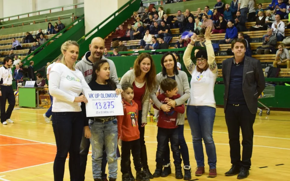 FOTO: Volejbalistky vyhrály charitativní zápas proti Olympu, na školu CREDO se vybralo 13 875 korun