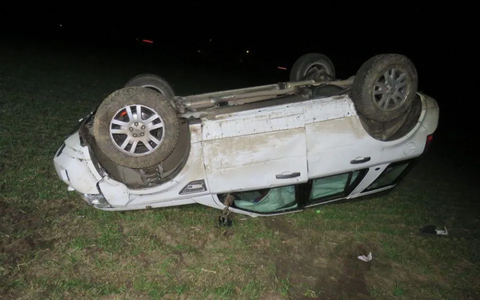 Škoda na převráceném Land Roveru se vyšplhala na tři sta tisíc