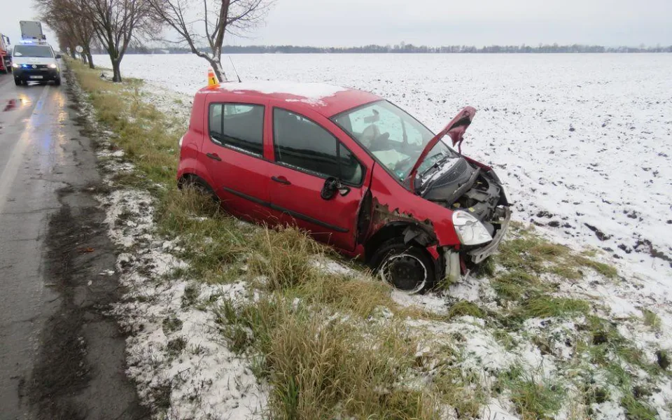 Řidička údajně upadla do mikrospánku, jela půl kilometru mimo silnici