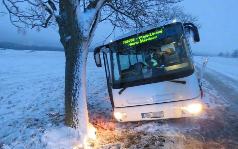 Autobus se vyhýbal na úzké zasněžené cestě protijedoucímu autu, skončil v příkopu