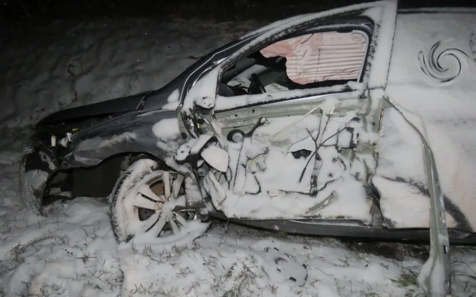 Řidič dostal se svým autem u Nákla smyk a srazil se s protijedoucím autem. Při nehodě se zranil