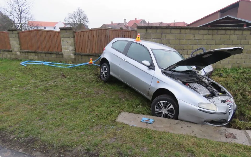 Devatenáctiletý řidič jel v obci moc rychle, se svým autem skončil v kovovém zábradlí mostu