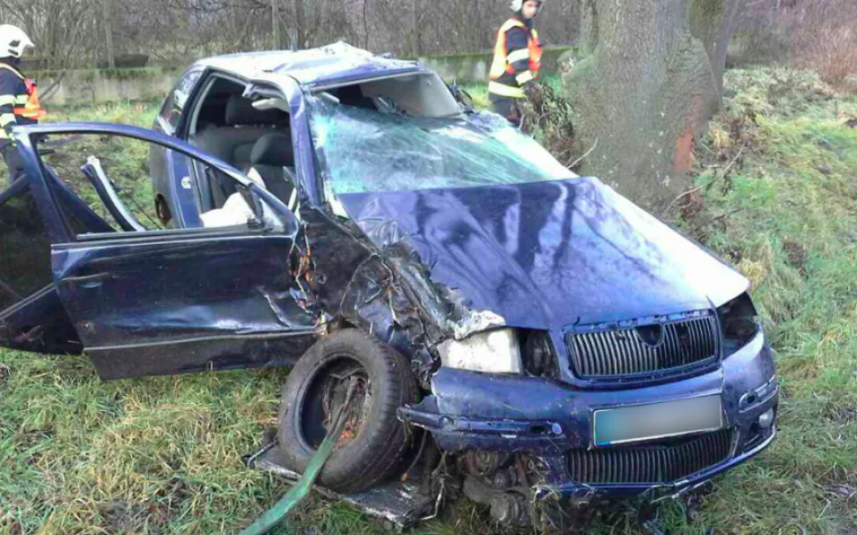 Řidič narazil se svým autem do stromů, musel být resuscitován
